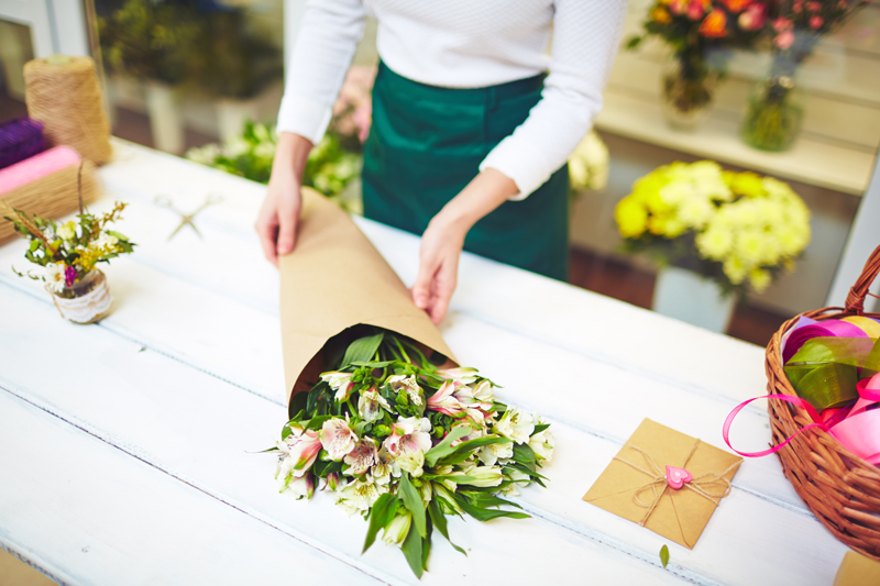 buquê de flores embalado com papel pardo