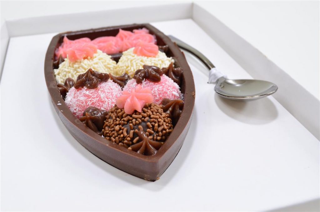 barca com recheio de chocolate para comer de colher - produtos artesanais para presentear a namorada
