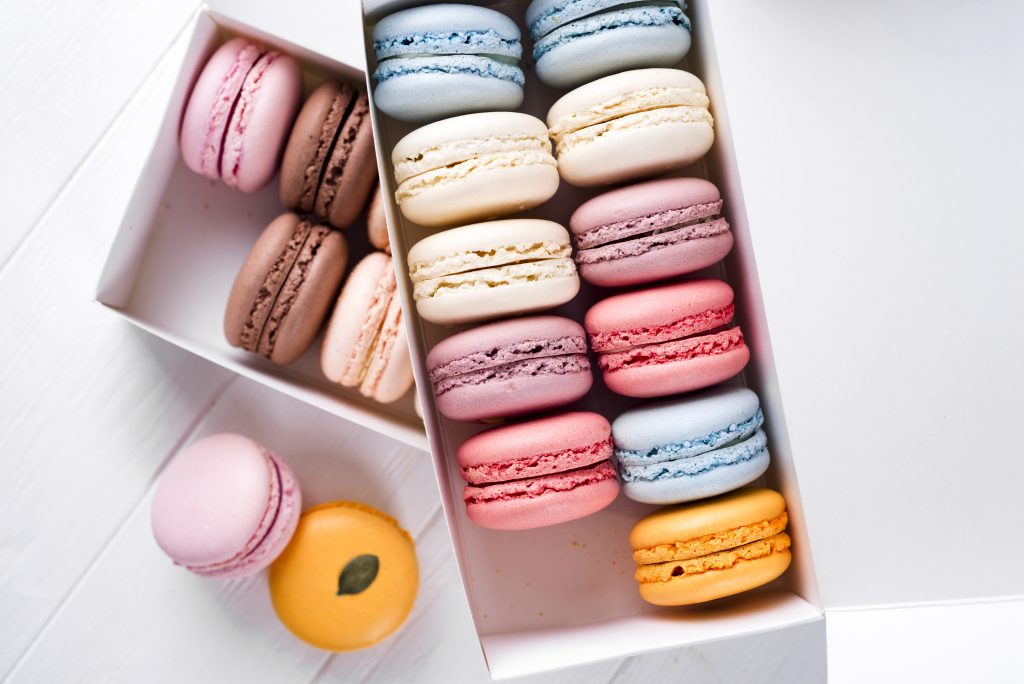 macarons artesanais coloridos em embalagem