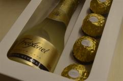 Embalagem em formato de caixa branca com uma garrafa de freixenet e doces ferreiro rocher - dicas de embalagens para vinho