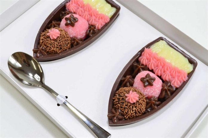 duas barcas de chocolate e uma colher em uma embalagem caixa - comprar embalagem