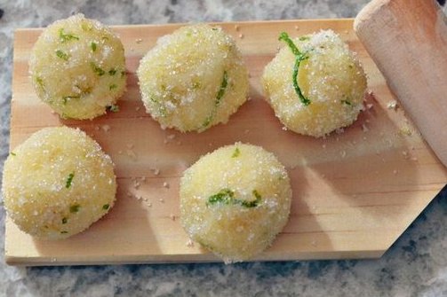 brigadeiro com raspas de limão por cima